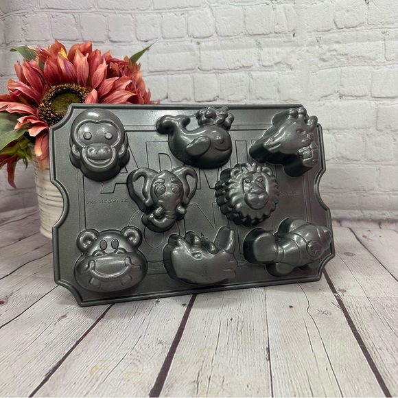 nordic ware zoo friends Animal Characters mini Cake Pan 3C. - Picture 1 of 7